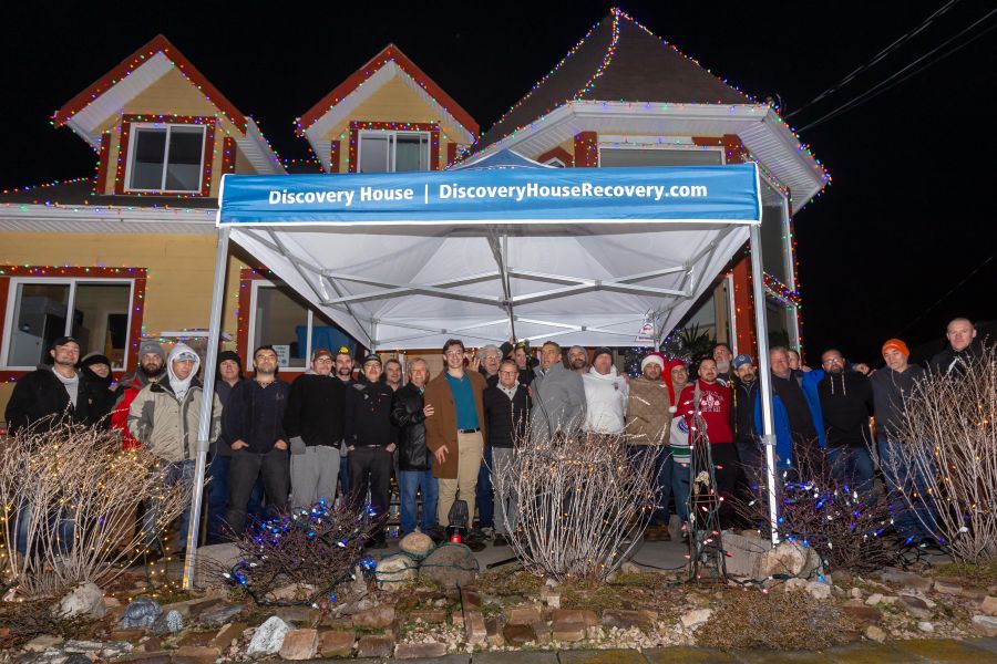 <who>Photo Credit: NowMedia/Gord Goble</who> Past and current residents assemble for a group pic