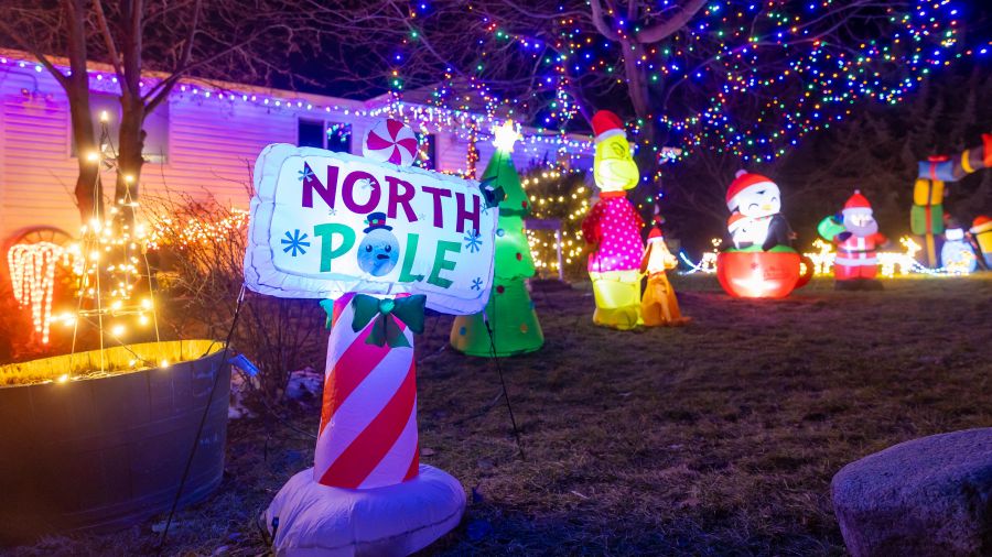 <who>Photo Credit: NowMedia/Gord Goble</who> Scene from one of many Olalla Christmas houses