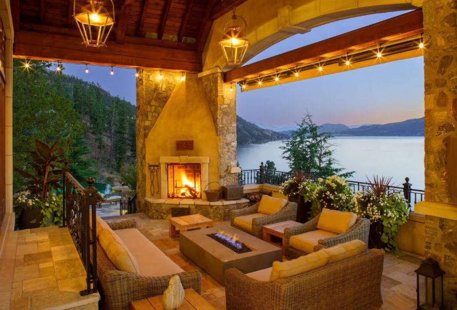 </who>Another patio at Chateau Okanagan.