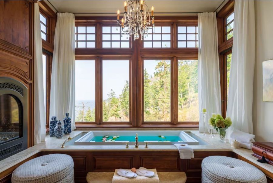 </who>One of the ensuite bathrooms at Chateau Okanagan even has a fireplace.