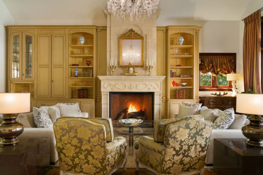 </who>The living room is modelled after a French salon.