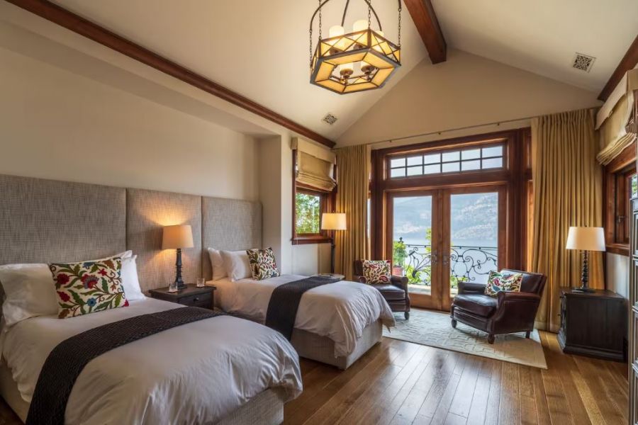 </who>One of the bedrooms that can be turned into a twin room at Chateau Okanagan.