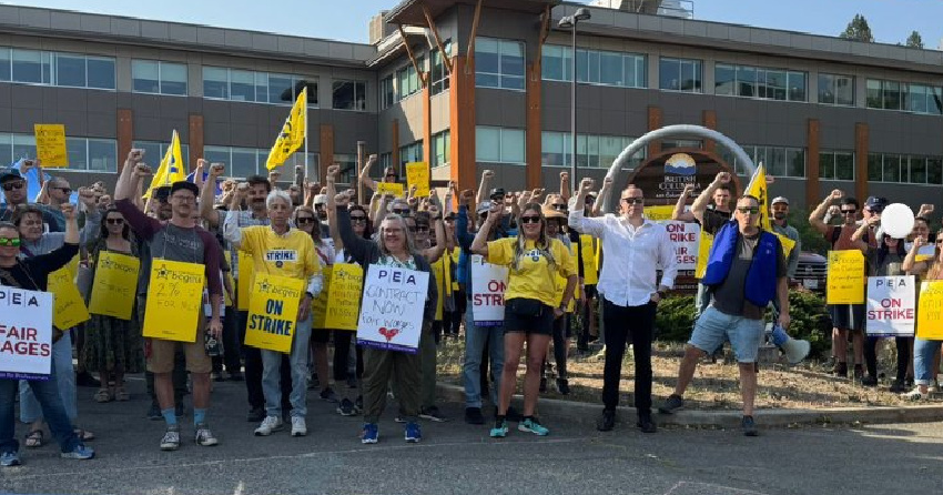 <who> Photo Credit: BCGEU </who> BCGEU workers on strike in Kamoloops on Wednesday.