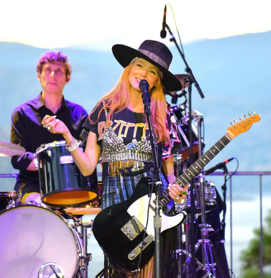 <who>Photo credit: Steve MacNaull/NowMedia Group</who>Jewel sings her hit 'Foolish Games'.