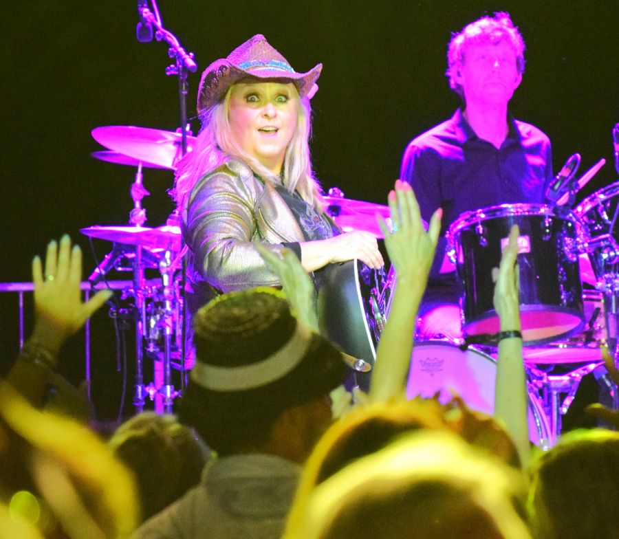 <who>Photo credit: Steve MacNaull/NowMedia Group</who>Melissa Ethridge strikes a playful pose while singing her Grammy-winning hit 'Come to My Window'.