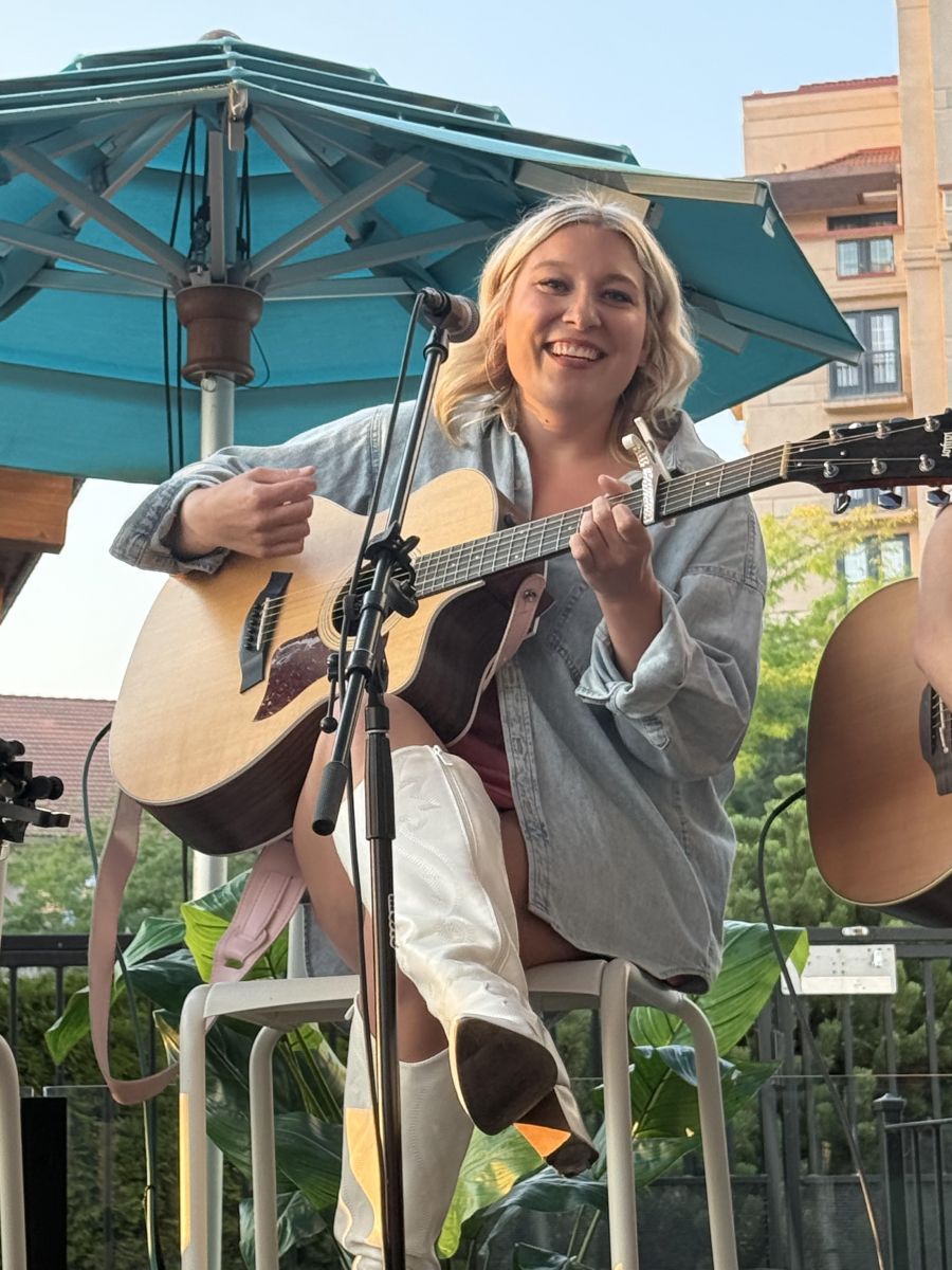 </who>Paige Rutledge sang '(These are the) Break Up Rules'.