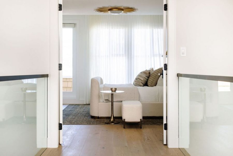 <who>Photo credit: Jon Adrian</who>A Shoreside Getaway bedroom, above. Below, a Shoreside Getaway bathroom.