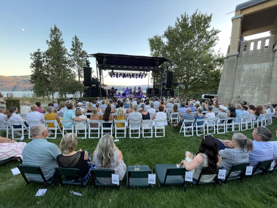 <who>Photo credit: Steve MacNaull/NowMedia Group</who>Melissa Etheridge and Jewel played for a sell-out crowd of 1,100 at the the outdoor amphitheatre at Mission Hill Winery in West Kelowna.