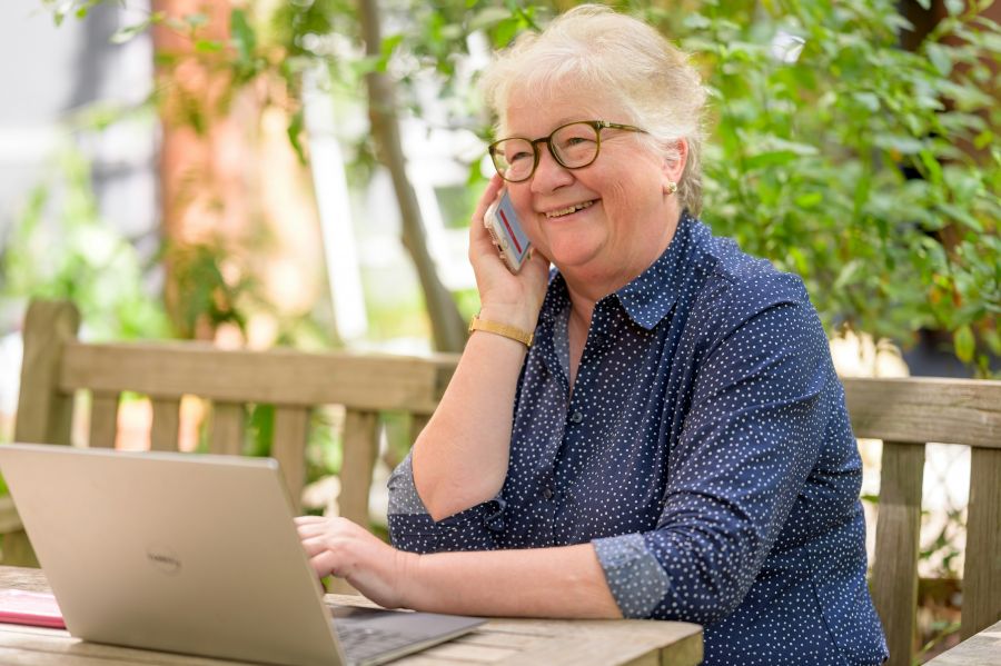 <who>Photo credit: Centre for Better Aging on Unsplash</who>Half of Baby Boomers spend more than three hours a day on their smartphone, 20% more than five hours.