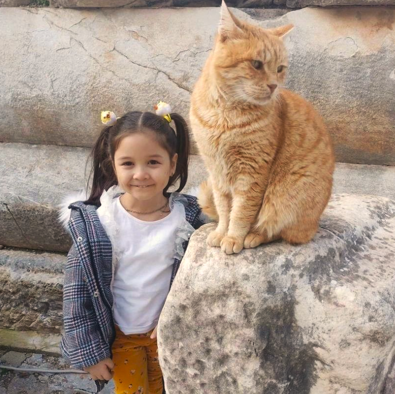 <who>Photo credit: Instagram</who>A young fan with Garfield of Ephesus.