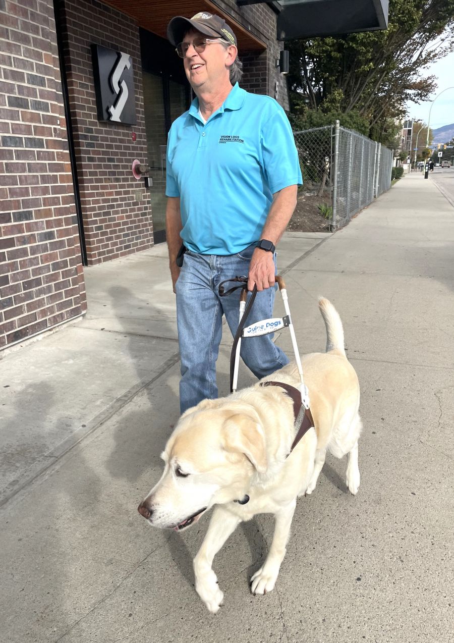 <who>Photo credit: Steve MacNaull/NowMedia Group</who>Darren Stallnecht and his guide dog, Reynolds, work as a team.
