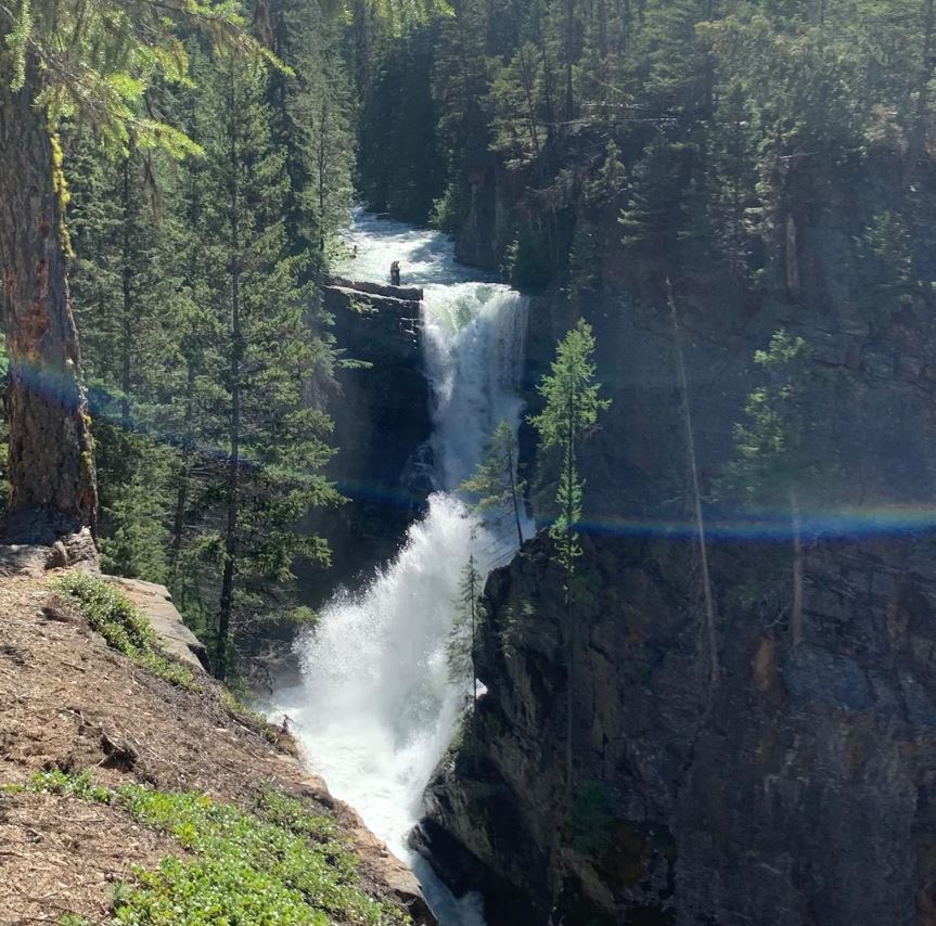 <who>Photo Credit: EKbackcountry/Reddit</who>Meachen Creek Falls